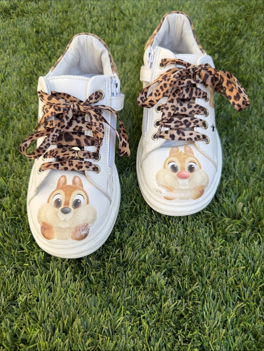 MonnaLisa White Kids Sneakers with Leopard Laces and Chipmunk Artwork